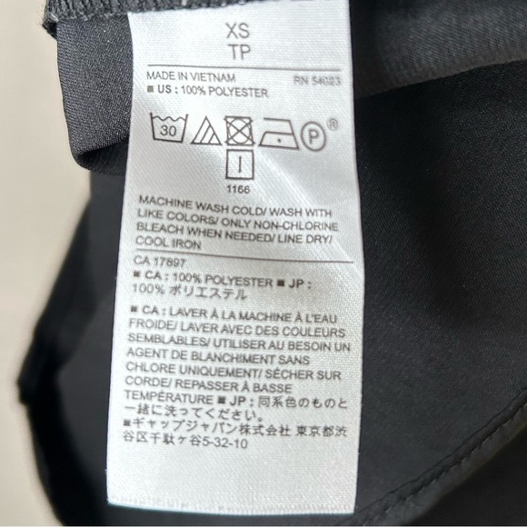 Banana Republic Relaxed Fit V Neck Blouse Sleeveless Silky Material Black XS - Picture 8 of 9